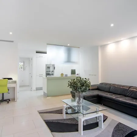 Luxury Apartment, Parking, Terrace, Pool.