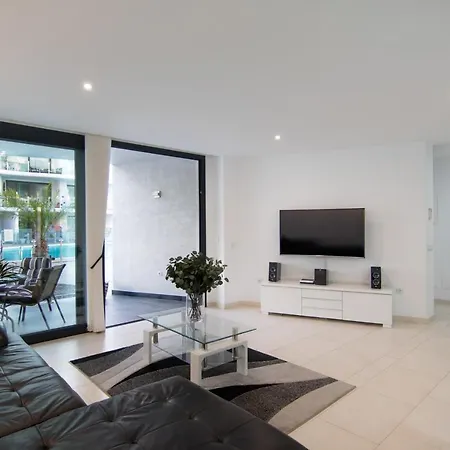 Luxury Apartment, Parking, Terrace, Pool.